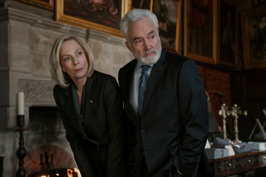 BABADO! Allison Janney e Bradley Whitford agitam a web com ‘A Diplomata’ e FLERTAM com vinda ao Brasil!