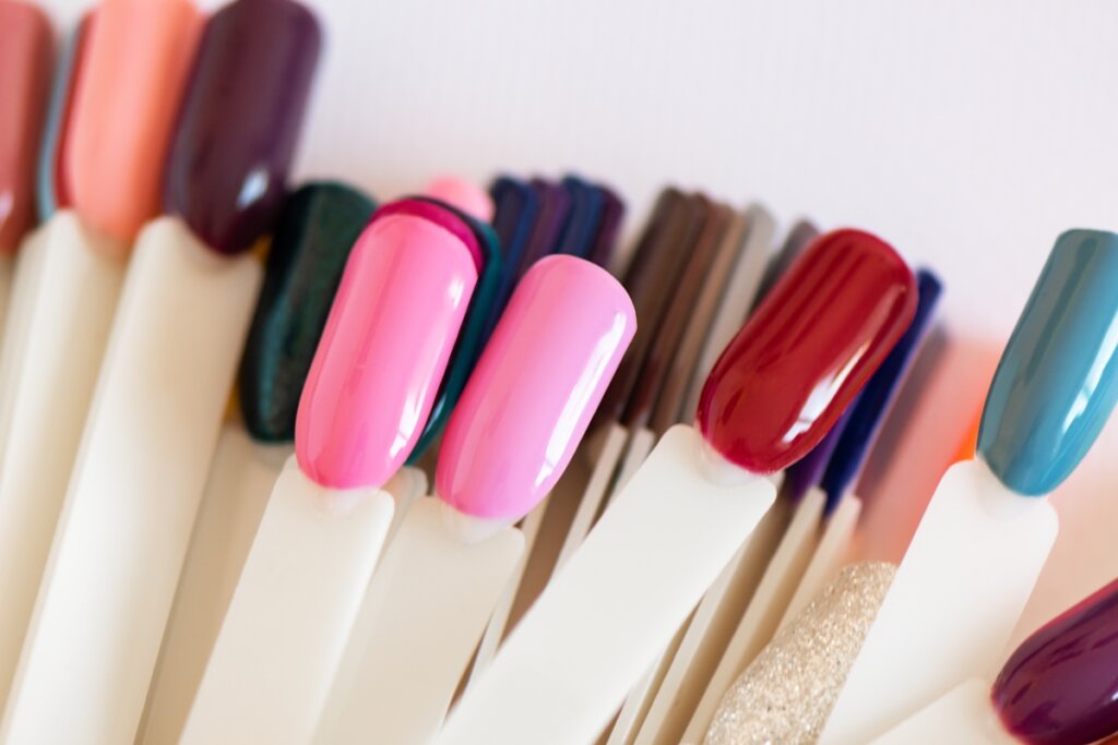 Adeus Stiletto e Vermelho? Estudo Revela: Unhas Médias e Brancas São As Mais Atraentes!
