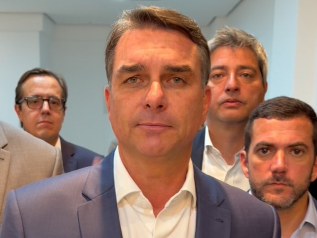 Flávio Bolsonaro Vê “Interferência” em Debate Cancelado e Ataca: “O Brasil Está Sem Presidente”!