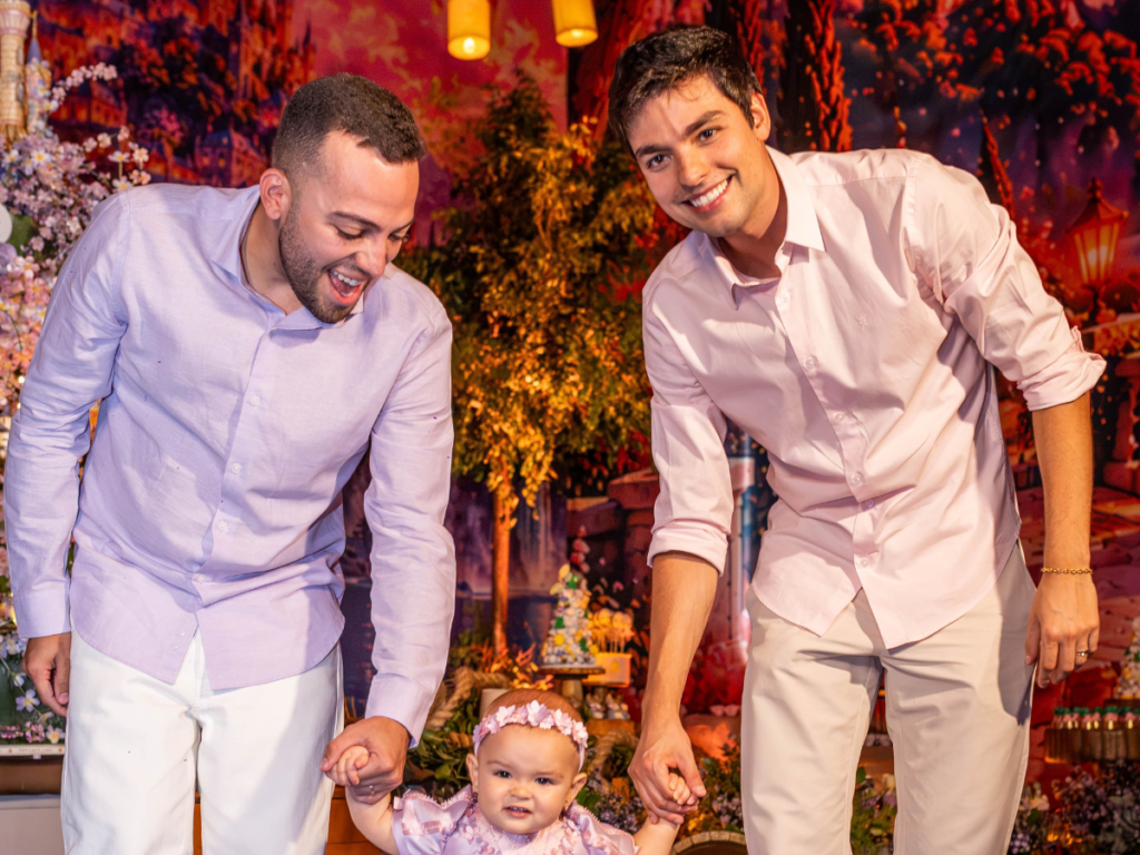 Lucas Rangel e Lucas Bley Celebram o Primeiro Ano da Filha Mia em Festa de Conto de Fadas!