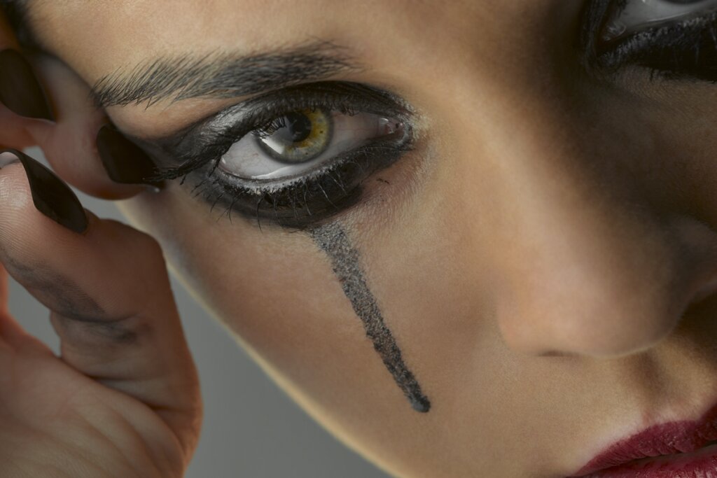 Halloween: Lágrimas Pretas Fáceis Com Apenas Um Produto Para Arrasar!