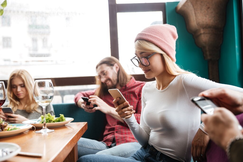 Jantar ‘Desplugado’: Restaurantes nos EUA Querem Você Fora do Celular!