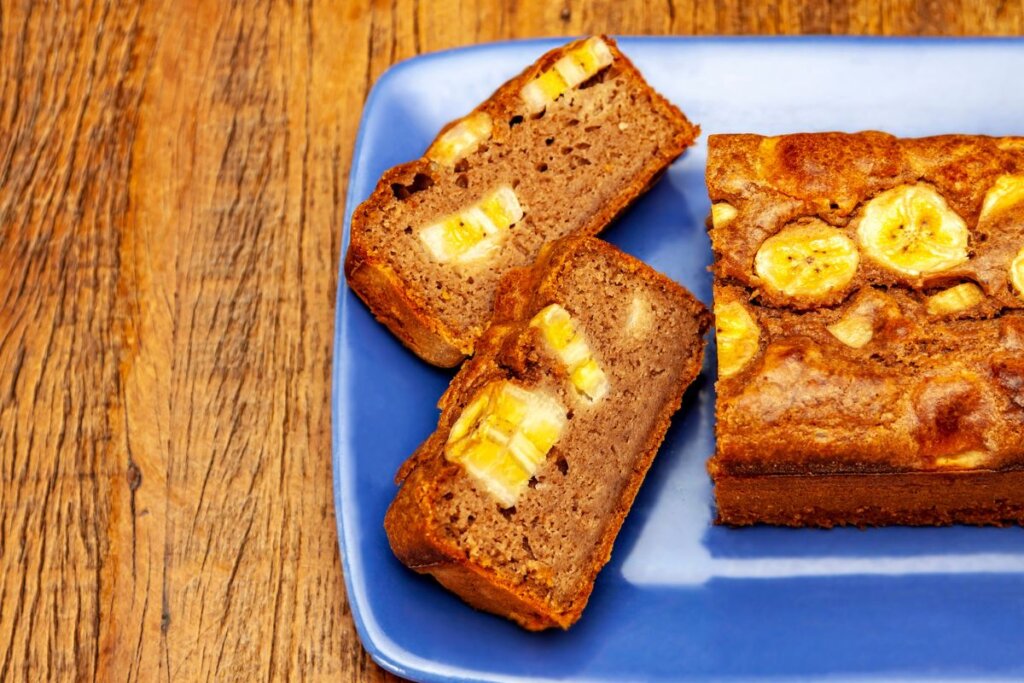 Doce sem culpa: Bolo de banana e chocolate fit feito na Air Fryer em minutos!